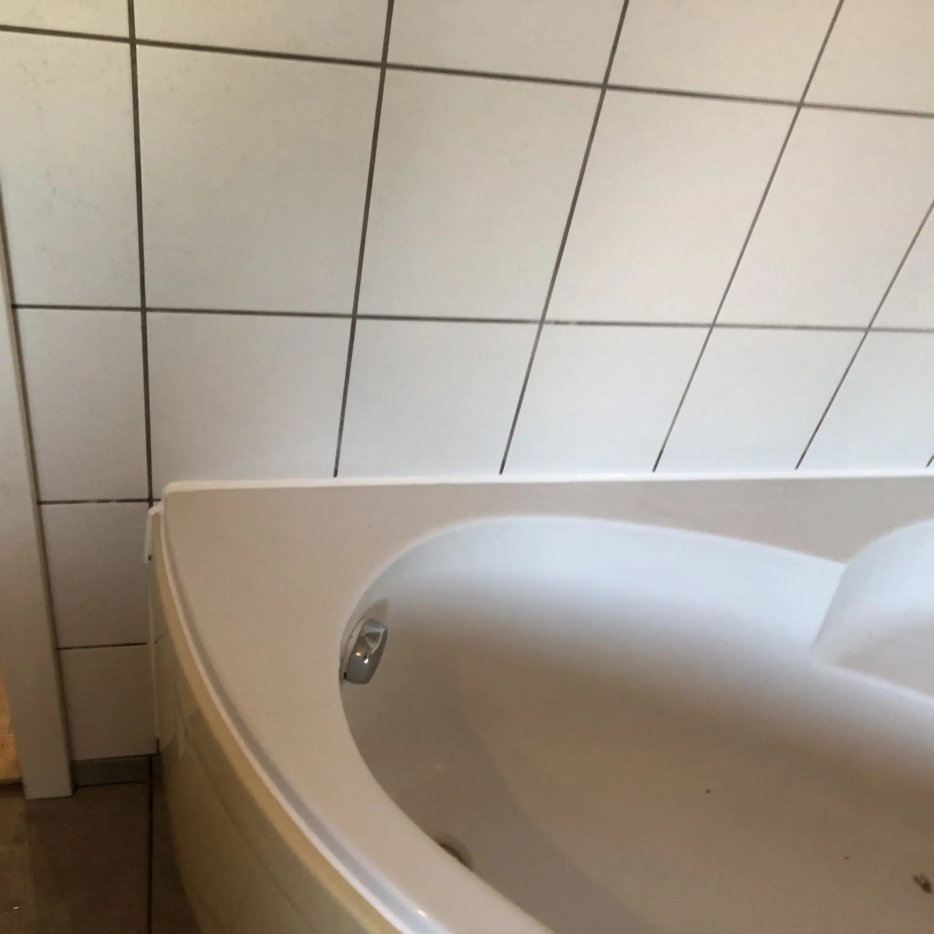 fugning af badekar med hvid fuge