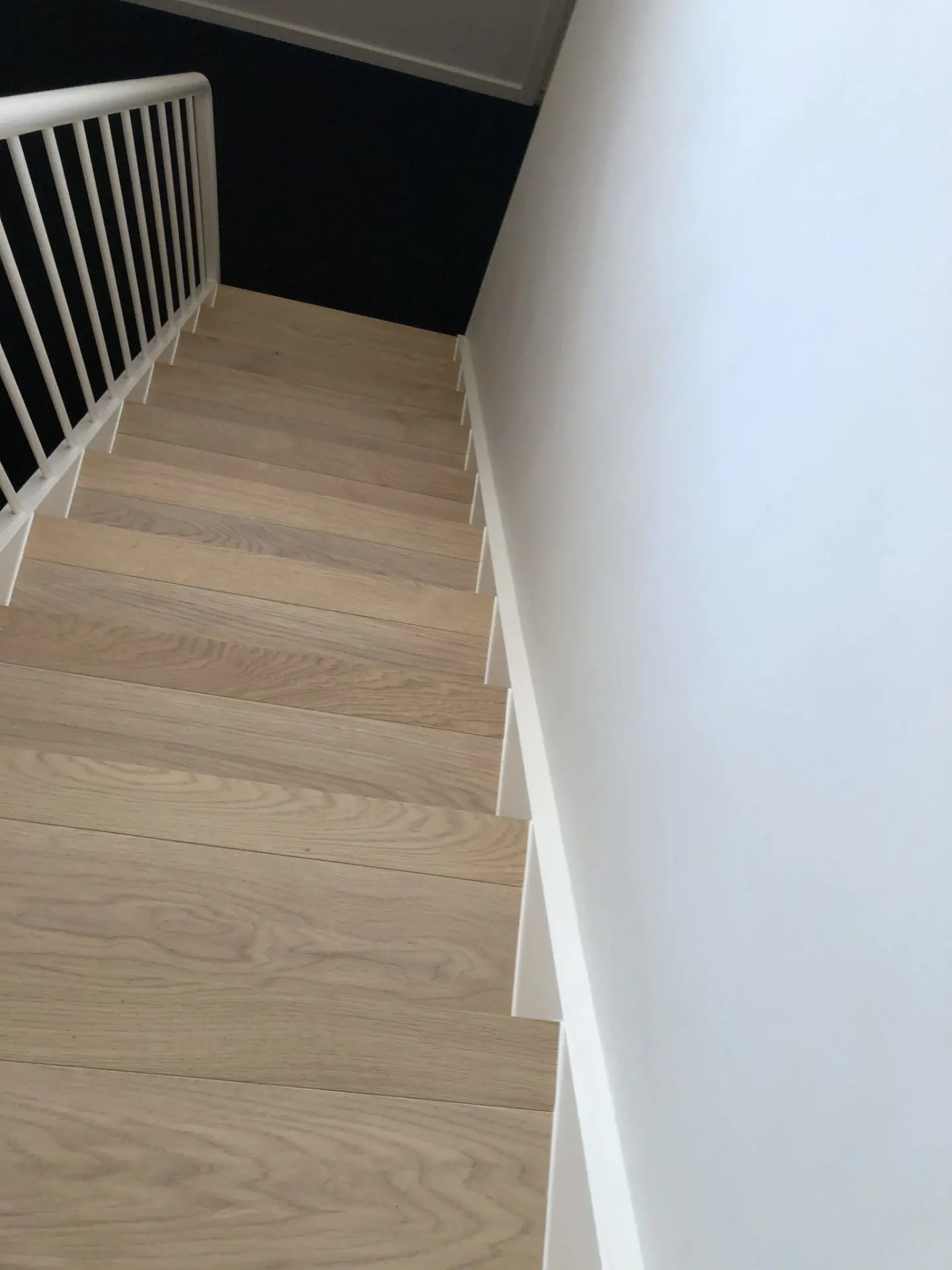 hvide fuger langs trappe