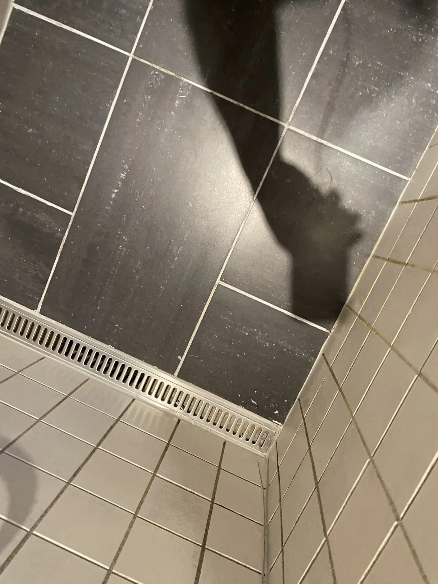 udskiftning af fuger i bruseniche